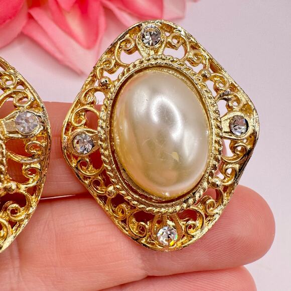 Vintage Faux Pearl Cabochon Filigree Rhinestone Huge Romantic Chic Clip Earrings - Picture 6 of 13